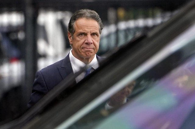 Andrew Cuomo prepares to board helicopter (1).jpeg