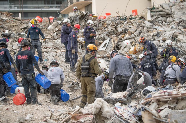 IDF_Aid_Mission_to_Surfside_condominium_building_collapse,_June_2021._III.jpg
