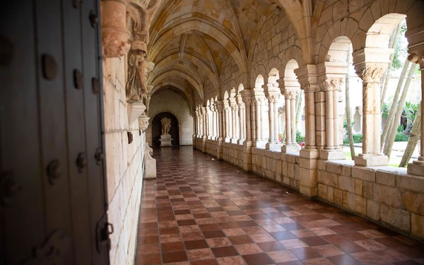 Inside hall of Spanish Monestery.jpg